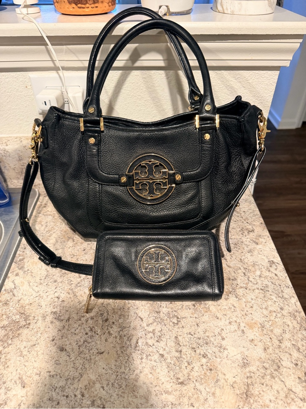 Tory Burch Amanda Hobo/ with wallet